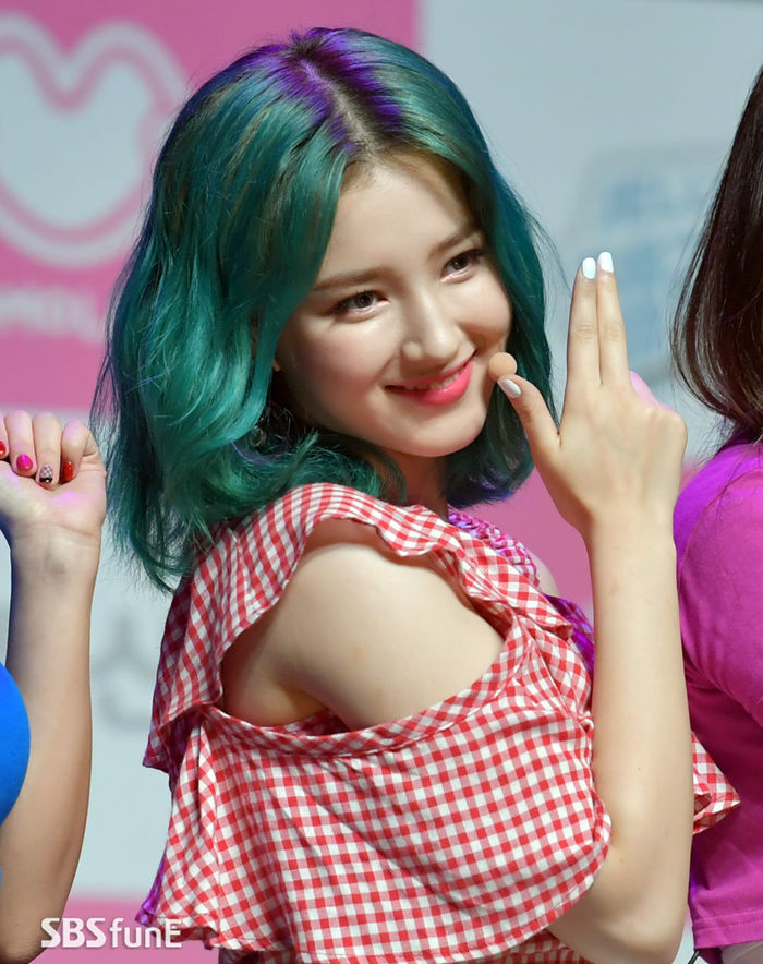 Momoland Nancy Unusual Green Hair