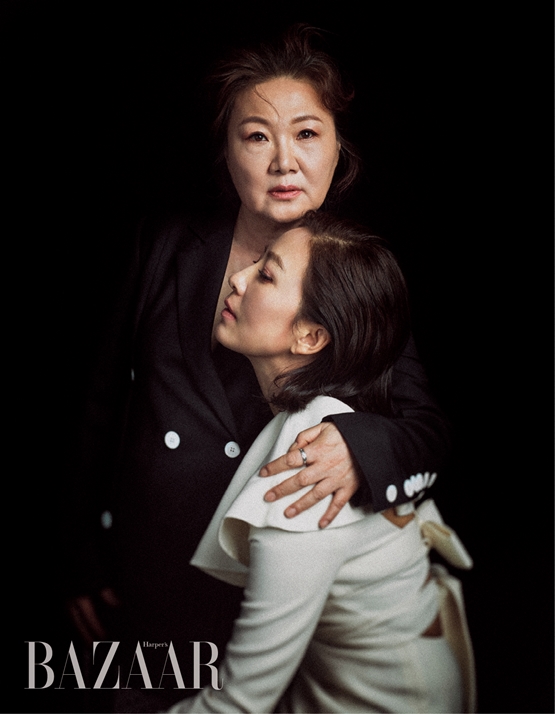 Actor Kim Hee-ae and Kim Hae-sook have spoken out about them.Two actors, Kim Hee-ae and Kim Hae-sook of the movie HerStory released Bazaar pictorial.In the interview with the picture, they released the story of the movie HerStory and their narrative that has lived as an actor for decades.Min Kyu-dongs new film HerStory is a film based on the true story of the court trial, and contains the memory of a small victory buried in a painful history.Kim Hee-ae said, Without choice, this was a work I wanted to do.I want to convey the buried historical events through movies and Acting. Kim Hae-sook said, I was afraid that I could express their feelings.But I thought I should join this work as a person of the people who live in Korea before ActorYi Gi. You can also get a glimpse of the Actingron of the two actors.Kim Hee-ae said, Actor does not give good acting because he is suffering from emotional ups and downs and is confined to the room.I think that good acting comes out when I live my daily life properly. Kim Hae-sook said about the reason why he works, It is time to act when he feels the most vivid thing alive anyway.Im excited to see a new character, but Im excited to see it because its my favorite job, Yi Gi, he said.The interview specialist and picture of Kim Hee-ae and Kim Hae-sook can be seen in the July issue of Bazaar.Photo = Harpers Bazaar Korea Harpers BAZAAR provided