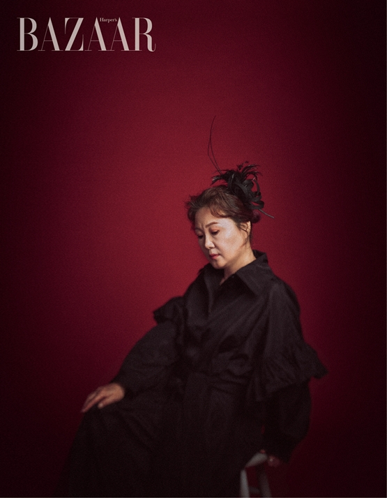 Actor Kim Hee-ae and Kim Hae-sook have spoken out about them.Two actors, Kim Hee-ae and Kim Hae-sook of the movie HerStory released Bazaar pictorial.In the interview with the picture, they released the story of the movie HerStory and their narrative that has lived as an actor for decades.Min Kyu-dongs new film HerStory is a film based on the true story of the court trial, and contains the memory of a small victory buried in a painful history.Kim Hee-ae said, Without choice, this was a work I wanted to do.I want to convey the buried historical events through movies and Acting. Kim Hae-sook said, I was afraid that I could express their feelings.But I thought I should join this work as a person of the people who live in Korea before ActorYi Gi. You can also get a glimpse of the Actingron of the two actors.Kim Hee-ae said, Actor does not give good acting because he is suffering from emotional ups and downs and is confined to the room.I think that good acting comes out when I live my daily life properly. Kim Hae-sook said about the reason why he works, It is time to act when he feels the most vivid thing alive anyway.Im excited to see a new character, but Im excited to see it because its my favorite job, Yi Gi, he said.The interview specialist and picture of Kim Hee-ae and Kim Hae-sook can be seen in the July issue of Bazaar.Photo = Harpers Bazaar Korea Harpers BAZAAR provided