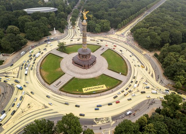 독일 베를린의 베를린  전승기념탑에서 26일 (현지시간)  그린피스 활동가들이  대체 에너지에 대한 인식을 고양시키기 위해 도로에 노안색 페인트칠을 하며 석탄화력발전 퇴출을 요구하는 시위 퍼포먼스를 하고 있다. EPA 연합뉴스