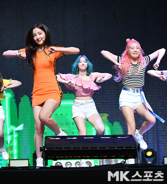 Girl group Momoland (Nancy, Yeon Woo, Jui, Hye Bin, Daisy, Ajin: Demi-Human, Taeha, Nayun, Jane) released their 4th mini album Fun to the World and held a commemorative showcase at Blue Square Imarket Hall in Yongsan-gu, Seoul on the afternoon of the 26th.Momoland is showing off a spectacular stage with the title song Baem (BAAM).