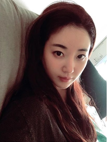 Actor Kim Sa-rang has released a self-titled Selfie that boasts beauty.Kim Sa-rang posted a picture on his 25th day, saying, Everyone has a delicious dinner.Kim Sa-rang in the photo is looking at the camera. Even though the makeup is small, the smooth skin and clear eyes are stealing attention.His fans who saw the photo responded in various ways such as How are you feeling? You have recovered your health. Wannabe It is like an angel.