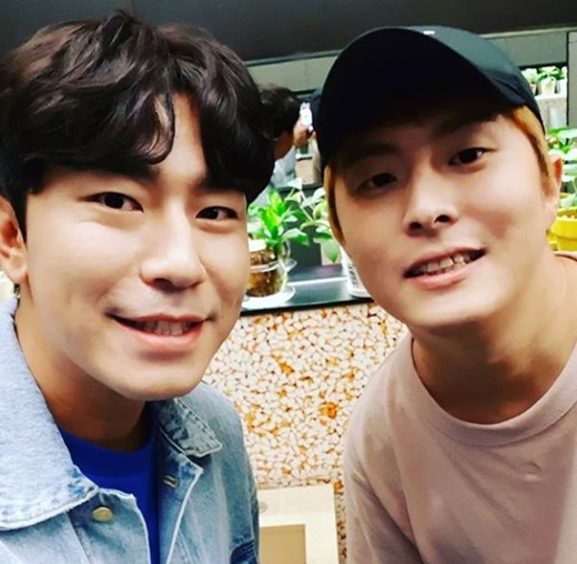 Actor Lee Si-eon has released a two-shot with Webtoon writer and broadcaster Kian84 84.Lee Si-eon posted a picture of Kian84 84 on his SNS on the 26th with the phrase Kian84 first photo # Lee Si-eon # Kian84 or 84 Apple 84 fool 84 brother 84 etc.Lee Si-eon and Kian84 84 show off the charm of reversal in MBC Nahon Asset with 1 and 2 idiots.Lee Si-eon will appear on the cable channel OCNs new original drama The Player scheduled to air in the second half of this year.
