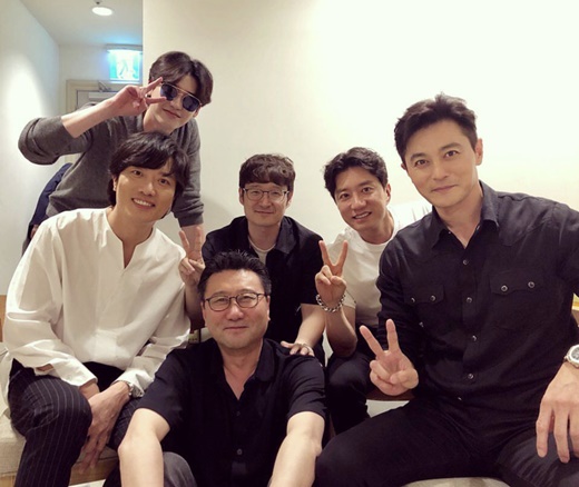 Actors Jang Dong-gun, Lee Jong-suk and other leading characters in the movie V.I.P. (VI.P.) united to cheer on director Park Hoon-jung.Lee Jong-suk posted a photo on his Instagram page on Wednesday afternoon, which attracted attention as it featured images of the previous V-IP (2017) teams.The four main characters, Jang Dong-gun, Lee Jong-suk, Hee-soon Park, Kim Myung-min, Choi Jin-Woo, and Park Hoon-jung, all gathered.The new film witch is about to be released to support Park Hoon-jung.Hee-soon Park and Choi Jeong-Woo joined the V-IP as well as witch.Lee Jong-suk left a message saying, witch hit the jackpot, and gave it a strong boost.Witch depicts the story of a questionable accident in which many people died in the facility, and a questionable figure appeared in front of Jayun (Kim Dae-mi), a high school student who has lost all his memories after escaping alone that night.Opening on the 27th.
