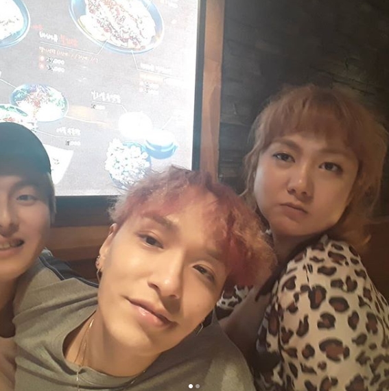 Webtoon writer Kian84 has unveiled a warm-hearted time with gagwoman Park Na-rae and rapper Simon Dominic.Kian84 posted a photo on Instagram on June 26 with an article entitled With entertainers... with Simon Dominic, who is more depressed than me.Inside the picture is a picture of Kian84 and Simon Dominic, who are shooting each other in the restaurant.Park Na-rae stares at the camera with no expression by the two; the friendly look of 84-year-olds Kian84 and Simon Dominic catches the eye.The fans who came in contact with the photos were impressed by I like this friendship, I am 84 years old, I want to be friends, I was impressed by the sympathy for Simon Dominic.I think it will be a good friend between you two. delay stock