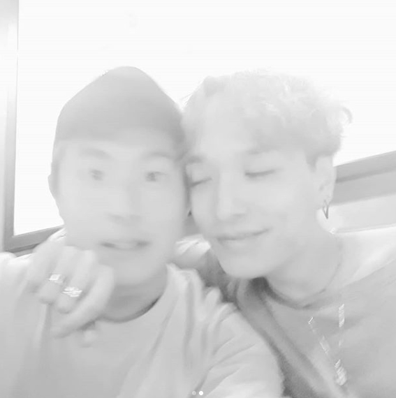 Webtoon writer Kian84 has unveiled a warm-hearted time with gagwoman Park Na-rae and rapper Simon Dominic.Kian84 posted a photo on Instagram on June 26 with an article entitled With entertainers... with Simon Dominic, who is more depressed than me.Inside the picture is a picture of Kian84 and Simon Dominic, who are shooting each other in the restaurant.Park Na-rae stares at the camera with no expression by the two; the friendly look of 84-year-olds Kian84 and Simon Dominic catches the eye.The fans who came in contact with the photos were impressed by I like this friendship, I am 84 years old, I want to be friends, I was impressed by the sympathy for Simon Dominic.I think it will be a good friend between you two. delay stock