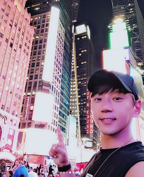Singer Hwang Chi-yeul has released a photo of her trip to New York City.Hwang Chi-yeul posted a picture on his instagram on June 26 with an article entitled Hwang Chi-yeul New York City.Inside the picture is a picture of Hwang Chi-yeul posing in the background of New York City The Night Watch.Hwang Chi-yeul is a comfortable outfit with a black sleeveless T-shirt and hat; Hwang Chi-yeuls small face size and distinct features attract Eye-catching.The fans who responded to the photos responded I want to see, I am having fun, I am completely cool.delay stock