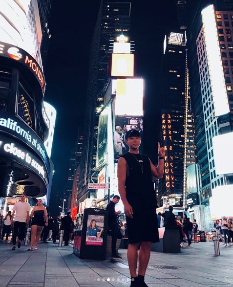 Singer Hwang Chi-yeul has released a photo of her trip to New York City.Hwang Chi-yeul posted a picture on his instagram on June 26 with an article entitled Hwang Chi-yeul New York City.Inside the picture is a picture of Hwang Chi-yeul posing in the background of New York City The Night Watch.Hwang Chi-yeul is a comfortable outfit with a black sleeveless T-shirt and hat; Hwang Chi-yeuls small face size and distinct features attract Eye-catching.The fans who responded to the photos responded I want to see, I am having fun, I am completely cool.delay stock