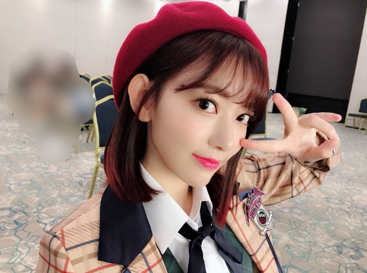 Group HKT48 Team K4 member Miyawaki Sakura showed off his flawless Beautiful looks.Miyawaki Sakura wrote on his Twitter account on June 25, Make up and Make up on your own: a change in gloss and color.Make up Lets study every day. In the photo, Miyawaki Sakura, who gazes at the camera with his faint eyes, is shown.The white-green skin without any blemishes and large eyes make Miyawaki Sakuras innocent beautiful looks even more prominent.In another photo, Miyawaki Sakura added a cute charm with a V pose.The fans who responded to the photos responded such as Wakura is pretty, It is really cute, Make up is received, and Make up is also pretty for both.delay stock