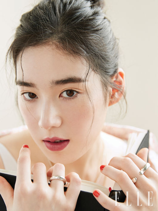 Actor Jung Eun-chaes Beauty pictorial will be unveiled on Wednesday, attracting Eye-catching.Jung Eun-chae has been working on the concept of Jung Eun-chaes five favorites in the recent fashion magazine Elle photo shoot.In this picture, he expressed his natural and healthy charm based on five themes: Warm sunshine, Recreation reading, RED Lipstick application, Recreation with over-pleasant Make up, and Big smile.From the nude Make up with Jung Eun-chaes transparent and natural skin to the point of intense RED Lipstick, the bold lip Make up, and the pink coral Make up that adds feminine and innocent charm, attracted Eye-catching.Jung Eun-chaes Beauty pictures and videos will be released in the July issue of Elle, the official website and SNS.elle offer