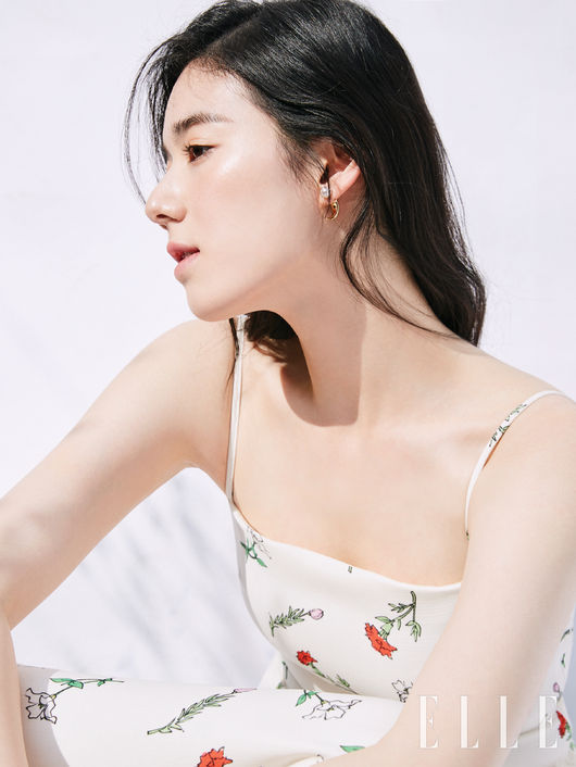 Actor Jung Eun-chaes Beauty pictorial will be unveiled on Wednesday, attracting Eye-catching.Jung Eun-chae has been working on the concept of Jung Eun-chaes five favorites in the recent fashion magazine Elle photo shoot.In this picture, he expressed his natural and healthy charm based on five themes: Warm sunshine, Recreation reading, RED Lipstick application, Recreation with over-pleasant Make up, and Big smile.From the nude Make up with Jung Eun-chaes transparent and natural skin to the point of intense RED Lipstick, the bold lip Make up, and the pink coral Make up that adds feminine and innocent charm, attracted Eye-catching.Jung Eun-chaes Beauty pictures and videos will be released in the July issue of Elle, the official website and SNS.elle offer