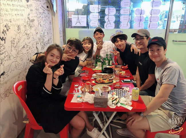 Actor Go Ah-ra boasted of his friendship with actors Respond 1994.Go Ah-ra said on his SNS on the 26th, It is a very good response team. It is a long meeting.Application is love, and posted photos.In the photo, TVN Lets Answer 1994, Shin Won-ho PD, and the actors gathered in one place.Go Ah-ra, Jung Woo, Son ho joon, Kim Sung-kyun, and Dohee are comfortable drinking and making friends.Respond 1994, which was broadcast in 2013, received so much love that it recorded more than 10% of the audience rating.Go Ah-ra SNS