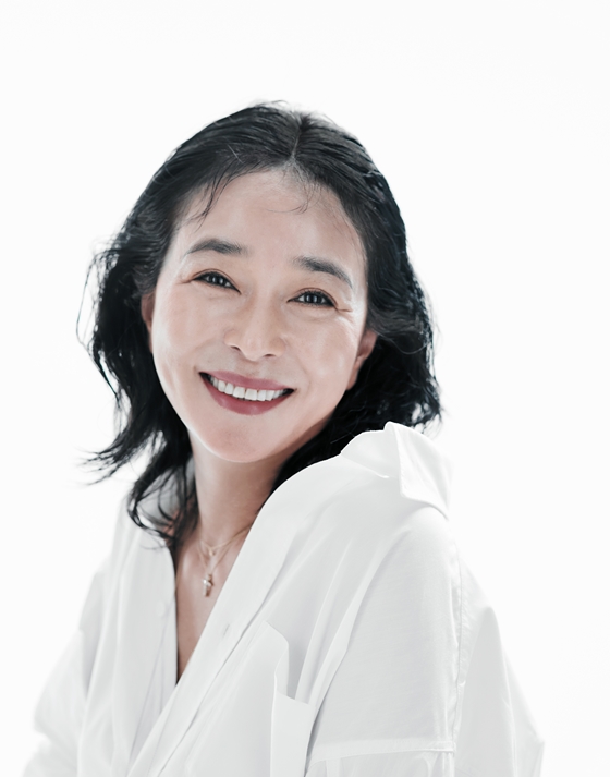 There is an actor who is thirsty for acting even after 32 years of debut. So is it? There is a charm to make small things new. Jo Min-soo (53).Jo Min-soo will be back on the screen in four years with witch ahead of release on the 27th.She knows all of the lost past memories of the heroine Jayun (Kim Dae-mi) in the play, and plays Dr. Baek, who persistently pursues her.Again, I proved my presence as well as my presence with intense acting.Through this witch, I met Jo Min-soo, who will show the audience the strong side of Jo Min-soo, and listened to the movie from the moment of the movie to the life of the actor.- The atmosphere of witch was very intense. How do audiences think they will accept the movie?- The role in the play changed from man to woman. How did the character change as the sex changed?- Dr. Baek has a feeling that the character does not emphasize femininity, and do you think it is right?- In the play, there are many talented people, and Dr. Baek, who has to survive in it. How did the character make it?- The audiences evaluation of Jo Min-soo through witch seems to be divided into good. It means that he has transformed his acting and image.What do you think about this?- How do you advise your juniors when they talk about these troubles?- Its a screen comeback in four years with witch, how have you been during the blank season?- What if there is an opportunity to come back to the screen with witch?- Was there an impressive scene while shooting?- There were a lot of new actors such as the heroine Kim Dae-mi and Ko Min-si. What was the impression with them?- Jo Min-soo, who does it every time, is a different acting. What is his idea about acting? Heavenly actor?