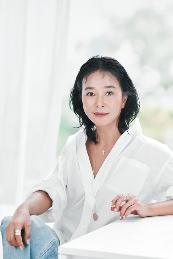 There is an actor who is thirsty for acting even after 32 years of debut. So is it? There is a charm to make small things new. Jo Min-soo (53).Jo Min-soo will be back on the screen in four years with witch ahead of release on the 27th.She knows all of the lost past memories of the heroine Jayun (Kim Dae-mi) in the play, and plays Dr. Baek, who persistently pursues her.Again, I proved my presence as well as my presence with intense acting.Through this witch, I met Jo Min-soo, who will show the audience the strong side of Jo Min-soo, and listened to the movie from the moment of the movie to the life of the actor.- The atmosphere of witch was very intense. How do audiences think they will accept the movie?- The role in the play changed from man to woman. How did the character change as the sex changed?- Dr. Baek has a feeling that the character does not emphasize femininity, and do you think it is right?- In the play, there are many talented people, and Dr. Baek, who has to survive in it. How did the character make it?- The audiences evaluation of Jo Min-soo through witch seems to be divided into good. It means that he has transformed his acting and image.What do you think about this?- How do you advise your juniors when they talk about these troubles?- Its a screen comeback in four years with witch, how have you been during the blank season?- What if there is an opportunity to come back to the screen with witch?- Was there an impressive scene while shooting?- There were a lot of new actors such as the heroine Kim Dae-mi and Ko Min-si. What was the impression with them?- Jo Min-soo, who does it every time, is a different acting. What is his idea about acting? Heavenly actor?