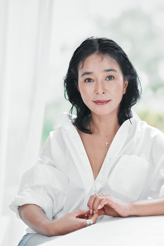 There is an actor who is thirsty for acting even after 32 years of debut. So is it? There is a charm to make small things new. Jo Min-soo (53).Jo Min-soo will be back on the screen in four years with witch ahead of release on the 27th.She knows all of the lost past memories of the heroine Jayun (Kim Dae-mi) in the play, and plays Dr. Baek, who persistently pursues her.Again, I proved my presence as well as my presence with intense acting.Through this witch, I met Jo Min-soo, who will show the audience the strong side of Jo Min-soo, and listened to the movie from the moment of the movie to the life of the actor.- The atmosphere of witch was very intense. How do audiences think they will accept the movie?- The role in the play changed from man to woman. How did the character change as the sex changed?- Dr. Baek has a feeling that the character does not emphasize femininity, and do you think it is right?- In the play, there are many talented people, and Dr. Baek, who has to survive in it. How did the character make it?- The audiences evaluation of Jo Min-soo through witch seems to be divided into good. It means that he has transformed his acting and image.What do you think about this?- How do you advise your juniors when they talk about these troubles?- Its a screen comeback in four years with witch, how have you been during the blank season?- What if there is an opportunity to come back to the screen with witch?- Was there an impressive scene while shooting?- There were a lot of new actors such as the heroine Kim Dae-mi and Ko Min-si. What was the impression with them?- Jo Min-soo, who does it every time, is a different acting. What is his idea about acting? Heavenly actor?