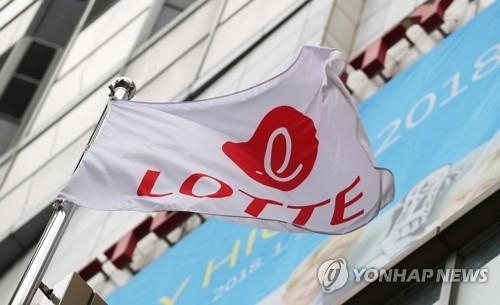 서울 소공동 롯데호텔에 게양된 사기 [연합뉴스 자료사진]