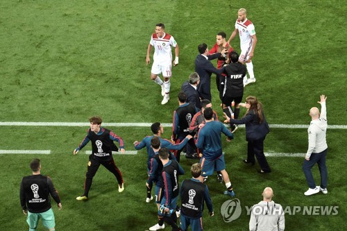 모로코 선수들이 VAR 판정으로 스페인의 득점이 인정되자 강력하게 항의하고 있다.(AFP=연합뉴스)