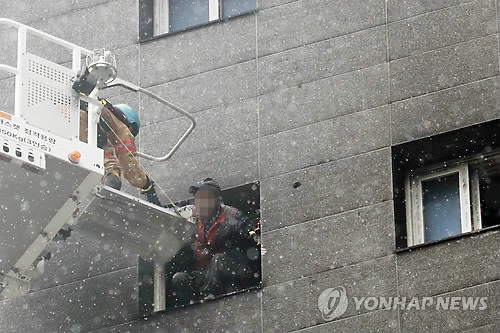 화재현장서 구조되는 근로자  (세종=연합뉴스) 이진욱 기자 = 26일 오후 세종시 새롬동 신도심 한 아파트 건설현장에서 화재가 발생, 갇혀있던 건설현장 근로자가 구조되고 있다. 2018.6.26   cityboy@yna.co.kr
