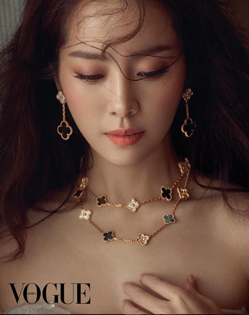 Actor Han Ji-min showed off her goddess beauty in Paris.On the afternoon of the 27th, Han Ji-min posted several photos of the July issue of the fashion magazine Vogue Korea through his instagram.In the public photos, Han Ji-min layered purple, red dress and colored jewelery to reveal the feminine sensibility between the girl and the woman.In another photo, he showed an extraordinary concept that reminds me of Black Swan, appealing to elegant charm.Especially, no matter what dress you wear, you can see the distinctive features and unique bright smile reminiscent of Goddess.On the other hand, Han Ji-min is in the midst of filming TVN Knowing Wife scheduled to be broadcast in August.Photo Han Ji-min Instagram