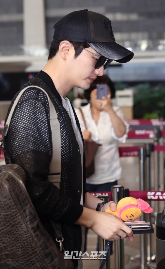 Park Si-hoo, who attends the Film Festival with the film Im a Killer, poses as he heads to the departure hall.On the other hand, Atami International Film Festival, which will be held from June 28 to July 1, is a competition entry, and the Korean-Japanese joint film Yamaboshi of Atami, which tells the love story of K-pop singer and Geisha, is attracting attention.