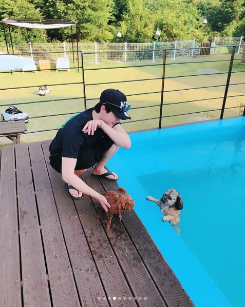 Actor Lee Jong-suk has unveiled his happy time with a puppy.Lee Jong-suk posted several photos on his instagram on June 27 with heart-shaped emoticons.The photo shows Lee Jong-suk playing with a puppy. Lee Jong-suk is dressed comfortably in a short-sleeved T-shirt and a hat. His immaculate right skin and small face are catching his eye.In the way he strokes a puppy, he even looks cute.The fans who responded to the photos responded such as It is so cute, brother, I want to be a puppy and Come to play happily.delay stock