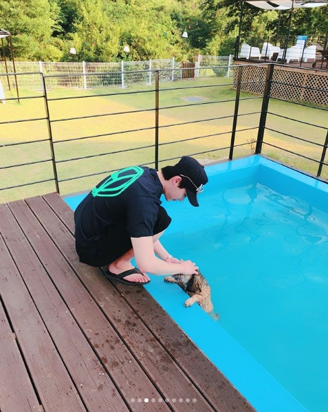 Actor Lee Jong-suk has unveiled his happy time with a puppy.Lee Jong-suk posted several photos on his instagram on June 27 with heart-shaped emoticons.The photo shows Lee Jong-suk playing with a puppy. Lee Jong-suk is dressed comfortably in a short-sleeved T-shirt and a hat. His immaculate right skin and small face are catching his eye.In the way he strokes a puppy, he even looks cute.The fans who responded to the photos responded such as It is so cute, brother, I want to be a puppy and Come to play happily.delay stock