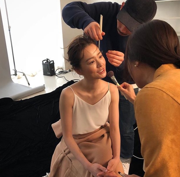 Jung Yu-mis lovely figure was captured.Actor Jung Yu-mi posted a picture on June 27 through a personal instagram.The photo shows Jung Yu-mi, who is getting a Make-up, with a tight face that catches the eye.kim myeong-mi