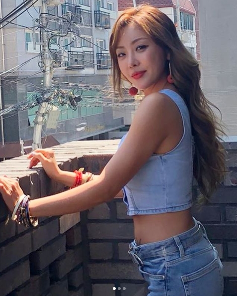 Group Brown Eyed Girls member Narsha showed off her solid figure.Narsha posted several photos on her Instagram account on June 27.The photo shows Narsha in sleeveless croppies and boots-cut jeans, who stares at the camera with a dignified look.Narshas arm line and a constricted waist line catch her eye.The fans who responded to the photos responded such as My sister is really pretty, My sister who wants to resemble! Body, face, personality, Is it a diet result?delay stock