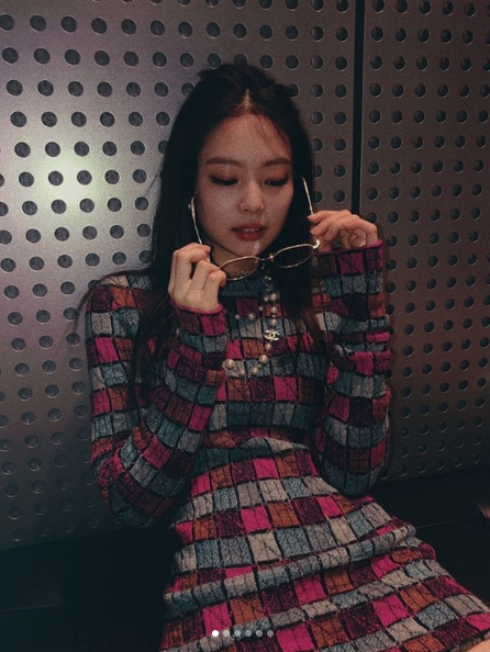 Group BLACKPINK member Jenny Kim showed off her charm of reversal between loveliness and chic.Jenny Kim posted several photos on her Instagram account on June 27 with an article entitled Jung-muri.Inside the picture was a picture of Jenny Kim wearing a unique checkered One Piece.Jenny Kim showed off her colorful charms, wearing glasses, making a cute look, putting her hand on her mouth and emitting chic eyes.Jenny Kims exotic features and alluring aura catch the eye.The fans who responded to the photos responded such as I have to really love you, I am cute, beautiful and do everything alone, I am impressed by the glasses so well.delay stock