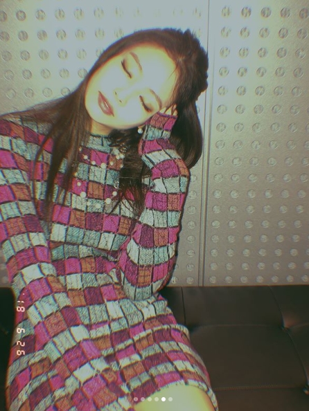 Group BLACKPINK member Jenny Kim showed off her charm of reversal between loveliness and chic.Jenny Kim posted several photos on her Instagram account on June 27 with an article entitled Jung-muri.Inside the picture was a picture of Jenny Kim wearing a unique checkered One Piece.Jenny Kim showed off her colorful charms, wearing glasses, making a cute look, putting her hand on her mouth and emitting chic eyes.Jenny Kims exotic features and alluring aura catch the eye.The fans who responded to the photos responded such as I have to really love you, I am cute, beautiful and do everything alone, I am impressed by the glasses so well.delay stock