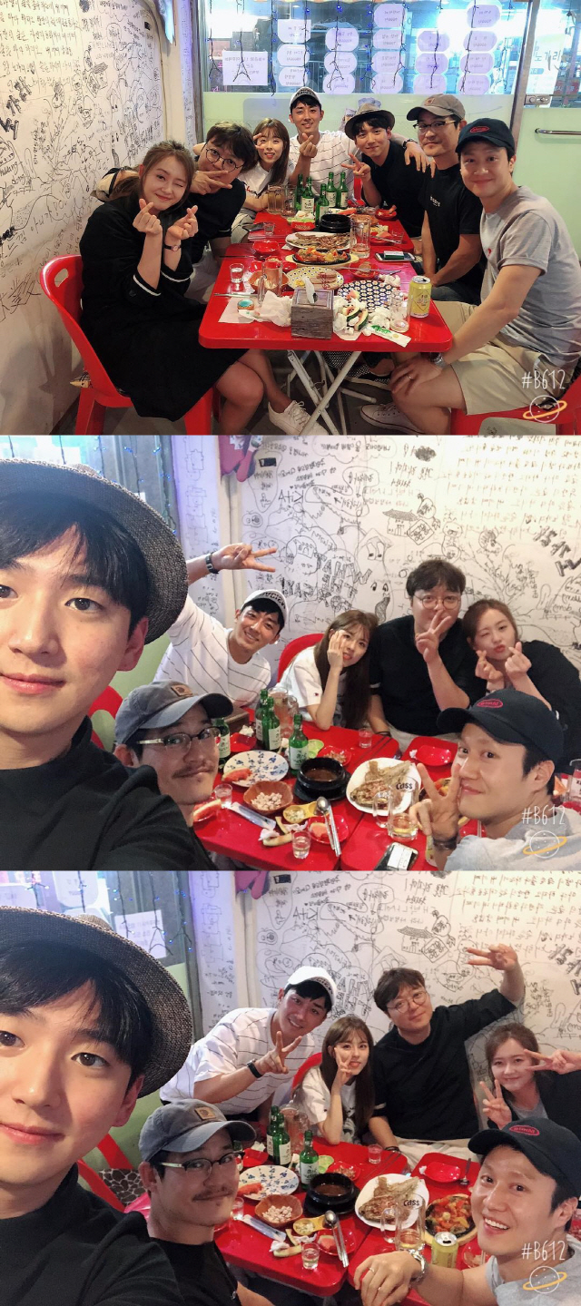 Go Ah-ra posted a picture on his instagram on the afternoon of the 26th with the phrase Happy last night ~ Respondence is love.In the public photos, Go Ah-ra, Shin Won-ho, Dohee, Son Ho-joon, Baro, Kim Sung-kyun and Jung Woo were included.Despite the end of December 2013, friendship has still been maintained. The appearance of the good men and women is warm.On the other hand, Go Ah-ra is in the midst of JTBC Miss Hammurabi