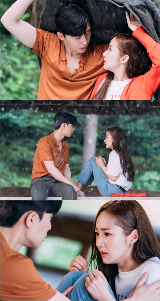 <p>tvN Drama Why is Gimbiso so? (Screenwriter Bexon Ou Borim, Directed Bakujunfa, hereinafter Gimbyso) Park Seo-joon and Park Min-young falling heavy rain A medium-sized close contact skin ship was released.</p><p>On the 27th morning Gimbiso side heavy rain, Lee Yeongjun (Park Seo-joon minutes), Gimiso (Park Min-young minutes) released steel showing the atmosphere that produces a jerky atmosphere.</p><p>In earlier 6 episode endings, Gimmiso knew that he was employed as a secretary of Lee Yeongjun among volunteers with special specifications. Lee Yeongjun answered with the meaning Because it was a smile, because it was a gimmiso and raised the desire to know if some secrets are hidden between the two.</p><p>Under these circumstances, the appearance of the two people who are exposed is not extraordinary. Especially Lee Yeongjun took off his jacket and attracted him to his bosom so that gimmiso would not get wet with rain, then covered a jacket umbrella. As you can see, the look of Gimmiso who looks surprised at seeing Lee Yeongjun showing Arashi manners draws an eye out. The contact of a child in Lee Yeongjun and Gimmisos heavy rain, which has become close to hearing breath more than anything, pounces his heart.</p><p>The steel that was subsequently released contains figures of the two who avoided heavy rain. The form of Lee Yeongjun who gently puts up gimmiso staring at gimmiso who got into panic and watching carefully this, stimulates the crush. At the same time raise what worries what gimmiso will panic.</p><p>The production team says Lee Yeongjun and Gim Miso in the play will be closer to the workshop thanks to the workshop.In addition, while noting that Lee Yeongjuns straightforward love of Gimmisso will further deepen, one step closer to past mystery cases It will amplify expectation. </p><p>Meanwhile, Why is Gimbiso doing?, Based on the popular web novel of the same name that recorded 50,000 views of the hit, breaking through the weapton and cumulative hit 2 Okubu based on that novel and subscriber 5 million people, It is drawing out. Seven episodes are broadcast at tvN at 9:30 pm on 27th.</p>