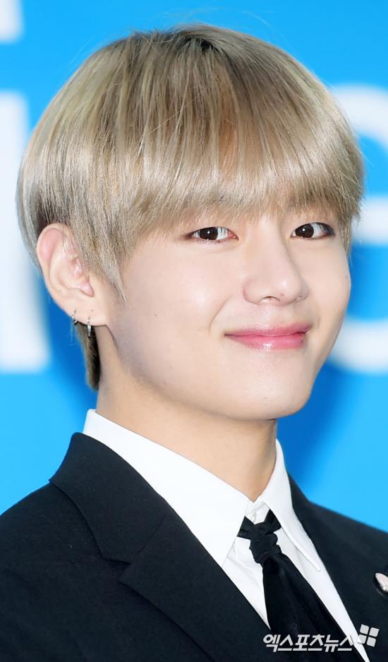 BTS V was ranked # 1 in the charm of Asia fans.Asia Entertainment blog star momenter released on the 25th, Asia charm survey showed that V won first place with 3.04 million votes.V was simply delusional and received the hottest support.Thailands famous star Suradet Finiwatt ranked second, Chinese actor and singer Heo Wi-ju ranked third, and Daniel Padilla of the Philippines ranked fourth, followed by GOT7 mark.Mark was named TOP5 with 167,119 votes.In addition, Korean actors and singers played a big role in the rankings, with more than 30 Korean stars out of 100 showing off their overwhelming status.The actors rankings were outstanding. The influence of Korean dramas and movies was seen in Asia.He was ranked in the top spot, including Yoo Seung-ho in the 12th place, Nam Joo-hyuk in the 13th place, Song Jung-ki in the 16th, Lee Jong-seok in the 19th, and Park Bo-gum in the 22nd.Lee Min Ho, Kim Soo Hyun, and Ji Chang-wook, who are in military service, also showed their popularity by raising their names to 36th, 38th and 50th.The share of tvN Dokkaebi was ranked 49th, and Sogang Jun was also ranked 81st.The propaganda of the Idol team visual officers was also brilliant.In addition to V, BTS ranked 31st, 33rd and 46th respectively, while GOT7 ranked 14th and Jackson 43rd.The NCT ranked 21st and 24th in Taeyong and Lucas, 40th, 58th and 70th in Exodo Dio, Sehun and Kai.Seventeen was one of hip-hop units Kim Mingyu, Wonwoo and Vernon to take the top spot in Asias glamour, especially Kim Mingyu, who was ranked 18th.Wanna One also achieved the nickname of Visual Fourth Revolution in 60th and 64th place respectively, and face genius Astro Cha Eun-woo ranked 57th.Shiny Minho also ranked 47th and Infinite El ranked 91st.Photo = DB