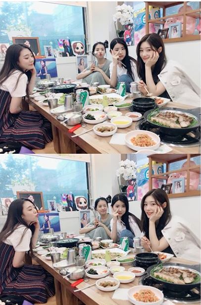 Cheongha, Yoo Yeon-jung, Chae Yeon and DIA Hee Hyun from group I.O.I.On the 27th, Cheongha official SNS posted a picture with the article I will eat so deliciously and I will come often.In the public photos, there is a picture of Chae Yeon, Na Young, Yoo Yeon-jung, and Hee Hyun, who are playing Alcoholic drinks at a Kalguksu house known to be run by Im Na Youngs parents.Especially, Cheongha attracted attention by adding a cute self with Yoo Yeon-jung.Mnet Produce 101 Five people from Season 1 are still sharing friendship with I.O.I, DIA, Pristin, space girl and solo artist after the end of the program.Photo: Cheongha Official SNS
