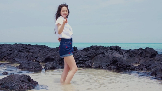 Sohees fresh and lovely charm is a hot topic.One cosmetics brand unveiled a V-log video based on the concept of Sohees 18-hour routine at Jeju Island.In the open video, Sohee woke up in the morning and made up, and then danced happily under the warm Jeju Island sunshine, drove and enjoyed the day.In addition, it captivated the hearts of viewers with its unique fresh and attractive eyes, and focused on Attention with a lovely and perfect visual.Photo = Lancome