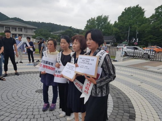 28ì¼ êµ° ìë£ì¬ê³&nbsp; í¼í´ì ë¨ì²´ì¸ êµ°í¼í´ì¹ì&nbsp;ì¼í° 'í¨ê»'ë êµ° ìë£ìë¹ì¤ ê°ì&nbsp;ì ì´êµ¬íë íììë¥¼ ì²­ìë ë¯¼ìì¤ì ì&nbsp;ìíë¤. ì¬ì§=ê¹ê·í ê¸°ì