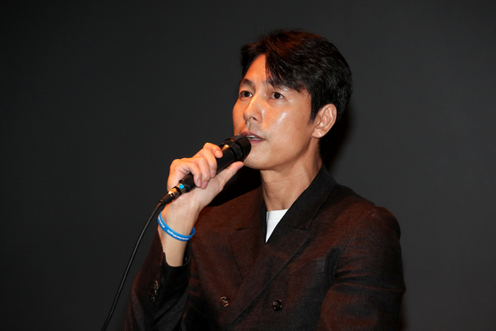 At the Refugee Film Night event hosted by the South Korean National Team at Lotte Cinema in Jung-gu, Seoul on the 28th, Jung Woo-sung said, I always thought about Refugee as a distant Europe story, but I suddenly opened the door and asked for help. We are taking a very big test on whether understanding will form, he said.Jung Woo-sung, who has been a goodwill ambassador for the United NationsRefugee Organization since 2014, has continued to support Refugee by donating 50 million won every year, but controversy has continued as the number of Refugee from Yemen has increased sharply in Jeju Island.Jung Woo-sung said, I am a popular movie star and I ignore the voice of concern about Refugee. It is important for everyone to say that the voice of Refugee is important. However, I would like to calmly say that it is the reality that we face to protect them preemptively in order to solve the problems facing Refugee. Jung Woo-sung, who met six Refugee people from Yemen directly from Jeju Island, said, They are afraid of us as we Europe people are afraid of them.There are a lot of people who are concerned (whether they are fake Refugee) that their clothes are fine, but because Europe, which has fought a war, does not lose everything, they can wear brand clothes, he explained.They also use cell phones, which are more precious than Bob because they are meant to exchange news with their family and colleagues who remain in their homeland, he added.Regarding the issue of Refugee broker, he emphasized, Refugee is often difficult to get proper information about the country to defect, so it is inevitable to go through broker. He should blame the broker who wants to cheat against Refugee, and should not criticize Refugee for using broker. Jung Woo-sung also called for interest in Refugee.Asked what ordinary citizens can do with Refugee, he said, What we can do about Refugee is to be interested.We need to fix the mistrust of Refugee, he said.