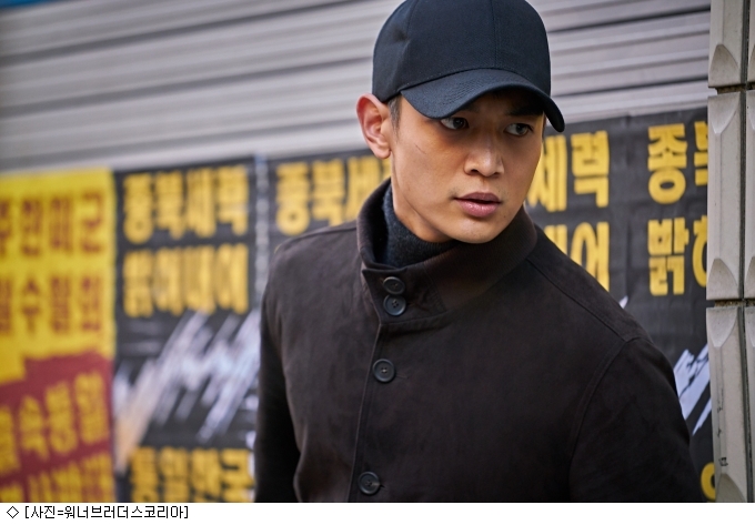 Choi Min-ho of Illang: The Wolf Brigade completed the character Kim Chul-jin in the movie with deep concern about the character.On the 28th, Warner Brothers Korea announced through SteelSeries that Illang: The Wolf Brigade (director Kim Jee-woon, production company Louis Pictures) is the henchman of the training director of the Special Forces, Zhang Jin (Jung Woo-sung), a key member of the special squad, and Choi Min-hos character SteelSho The series has been unveiled.The film is a new film directed by Kim Jee-woon and has been expected by colorful casting such as Gang Dong-Won, Han Hyo-joo, Jung Woo-sung, Kim Moo-yeol, Han Ye-ri and Choi Min-ho.It is a story about the activities of the human weapon Illang: The Wolf Brigade, which is called the wolf in the breathtaking confrontation between the police organization special forces and the intelligence agency public security department in 2029, when the anti-unification terrorist group appeared after the two Koreas declared a five-year plan for unification.In Illang: The Wolf Brigade, Jang Jin-taes henchman and key member of the special team, Kim Chul-jin, who plays Jung Woo-sung, will meet audiences with new characters that have never been seen before.Kim Cheol-jin is an ace of a special squad, and is a security guard who protects him right behind Lim Jung-kyung (Gang Dong-Won) in all operations.Zhang Jins right-hand man and henchman actively participates in the operation to prevent the conspiracy of the Ministry of Public Security to destroy the special forces.Choi Min-ho completed the character with an extraordinary passion, not only in-depth troubles about the character, but also receiving high intensity training such as actual specialists, and digesting the body action directly.Choi Min-ho said, Kim Chul-jin thought that he should express that trust is a character that can give faith.I have been very careful to express one action, confrontation with the characters, and relationship. Director Kim Jee-woon praised Choi Min-ho as an actor with a passion for water, and then implemented a really satisfying scene in this film.I wonder how the audience will react. Illang: The Wolf Brigade will be released on July 25th.Kim Jee-woon really embodies a satisfying scene