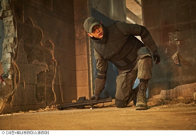 <p><></p><p>Choi Min-ho of Jin-Roh: The Wolf Brigade completed the character Kim Cheoljin in the movie as a deep trouble of the character.</p><p>28th Warner Brothers Korea used Steel as a stronghold of Tunggide Training Director Jang Jin-tae (Jung Woo-sung minutes) at Jin-Roh: The Wolf Brigade (Director Kim Jee-woon, Producer Luis Pictures) The crew of the core, Choi Min-ho character steal was released.</p><p>The movie is a new work by director Kim Jee-woon, a work that has gained expectations with flashy casting such as Gung Dong Won Wahan Hyo Joo, Jung Woo-sung, Gim Muyeol Wahan Yelli and Choi Min-ho. After North and North Korea announced the unified preparatory five-year plan, in 2029 chaos when anti-unit terrorist groups appeared, the absolute authority institution centered on the public security department which is the information organization with the police organization Tukugide Jin - Roh: The Wolf Brigade which is a human weapon called a wolf in a breathtaking confrontation.</p><p>While expanding his own acting spectrum, I showed the possibilities and possibilities as an actor.</p><p>In Jin-Roh: The Wolf Brigade Jung Woo-sung is the centerpiece of Jang Jin-tae, and we are planning to meet the audience with a new character who was not seen until now, the core member of Tukgides Kim Cheol-jin. Kim Cheoljin is Tukgides ace, a cover group that guards him just behind all the strategies of Chongqing (Kang Dong Won).</p><p>He is a right arm and confident of Jang Jin-ta, he actively participates in the strategy to prevent the conspiracy of the Public Security Division trying to eradicate Tugugid. Choi Min-ho completed the character with extraordinary passion such as direct digestion to Body action, as well as being deeply troubled by characters, receiving high-intensity training like the actual feat.</p><p>Choi Min-ho said, Kim Choljin wanted to express that he could trust and give faith to his character.When actions were to confront with people, express a lot of nerves to express relationships I used it. </p><p>Director Kim Jee - woon has praised Choi Min - ho as a actor with passionate passion and implemented a really satisfying scene in this movie. I am worried about what kind of reaction the audience will show. </p><p>Jin-Roh: The Wolf Brigade will be released on July 25th.</p><p>Kim Jee-woon Implementation of a really satisfying scene</p>