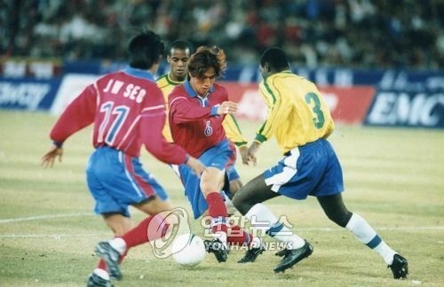 지난 1998년 3월 28일 잠실경기장에서 열린 한국-브라질 친선축구경기에서 유상철이 브라질의 오지반을 제치며 문전대시하는 모습 [사진=연합뉴스]