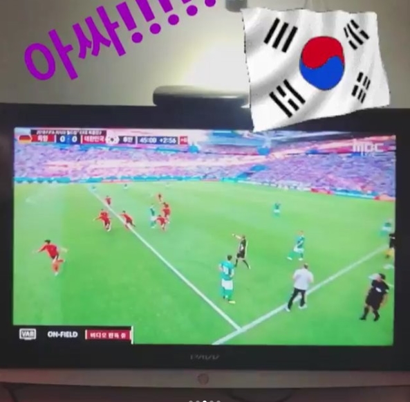 Singer Jo Kwon wittyly encouraged World Cup footballersJo Kwon posted a photo on his Instagram account on June 28 with a victory testimony: What a hard time, the best South Korean players! drama without screenplay!Jo Hyeon-woo! I got a lot of messages thanks to you. I did Cheering hard, but thank you all. Thank you.The photo shows Jo Kwon pointing to the interview scene of Jo Hyeon-woo soccer player by hand.The fans who responded to the photos responded such as real fan, is not it a brother? It really resembles and cute.delay stock