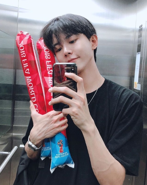 Model Joo Woo-jae has expressed his feelings of winning the 2018 World Cup in Russia - Germany.Joo Woo-jae posted a picture on his instagram on June 28 with an article entitled A real Anear canal. South Korea chan.The picture shows Joo Woo-jae cherishing the World Cup cheering stick; Joo Woo-jae looks at his mobile phone with a slight smile.The warm appearance of Joo Woo-jae catches the eye.The fans who responded to the photos responded My brother is still handsome, South Korea is also good! My brother is good! And My brother is so cute.delay stock