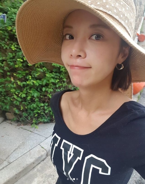 Actor Hwang Jung-eum has been shown climbing the mountain.Hwang Jung-eum posted a picture on his instagram on June 28 with an article entitled San Ta-ra Go ~ All Happy Day.The picture shows Hwang Jung-eum wearing a wide-brimmed hat; Hwang Jung-eum is climbing the mountain with a bright smile.Even with the pale makeup, the beauty of Shining Hwang Jung-eum catches the eye.The fans who responded to the photos responded such as It is cool even on the day of rest! It is mountain ride, It is such a body that I am diligent too, Exercise is also very hard.delay stock