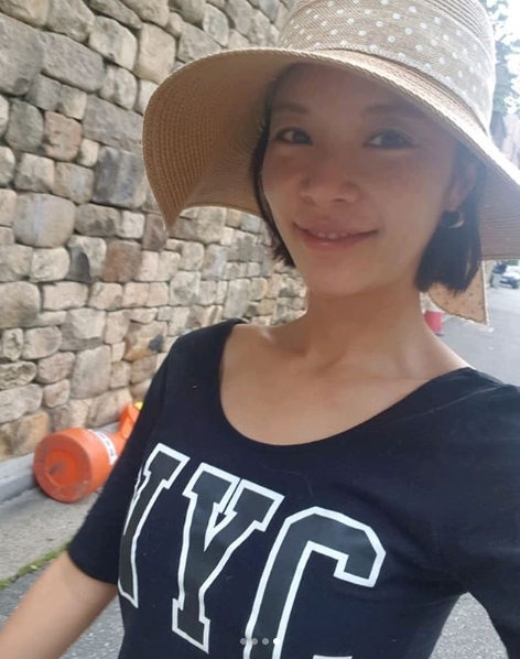 Actor Hwang Jung-eum has been shown climbing the mountain.Hwang Jung-eum posted a picture on his instagram on June 28 with an article entitled San Ta-ra Go ~ All Happy Day.The picture shows Hwang Jung-eum wearing a wide-brimmed hat; Hwang Jung-eum is climbing the mountain with a bright smile.Even with the pale makeup, the beauty of Shining Hwang Jung-eum catches the eye.The fans who responded to the photos responded such as It is cool even on the day of rest! It is mountain ride, It is such a body that I am diligent too, Exercise is also very hard.delay stock