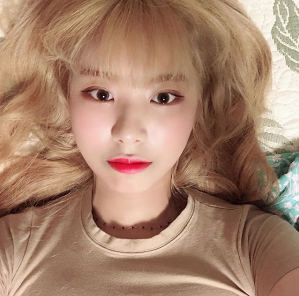 Chef Choi Hyun-seok daughter Choi Yeon-su flaunts Barbie Doll Beautiful lookChoi Yeon-su posted a picture on his instagram on June 28 with an article entitled Good night ~.The photo shows Choi Yeon-su, who bleached her hair; lovely Beautiful lookes reminiscent of Barbie Doll, which catches the eye.kim myeong-mi