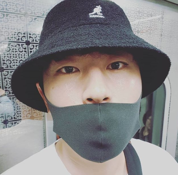 Actor Lee Si-eon has released a certification shot on board the Subway.Lee Si-eon posted a selfie pictured inside the Subway on his personal Instagram page on June 27.Lee Si-eon in the photo stares at the camera with his hat and mask half-covered his face.Lee Si-eon, along with the photo, said, Subway ride to the Sangdo Ranch... the Great Park Nara Sangdo Ranch.Exo is also a good man, he said. # Sangdo-dong # Sangdo-dong # Sangdo Ranch soon released hash tag.The netizens who saw this responded such as Why I am not Sangdo-dong, I saw it on the subway and Sangdo-dong residents.Park Su-in