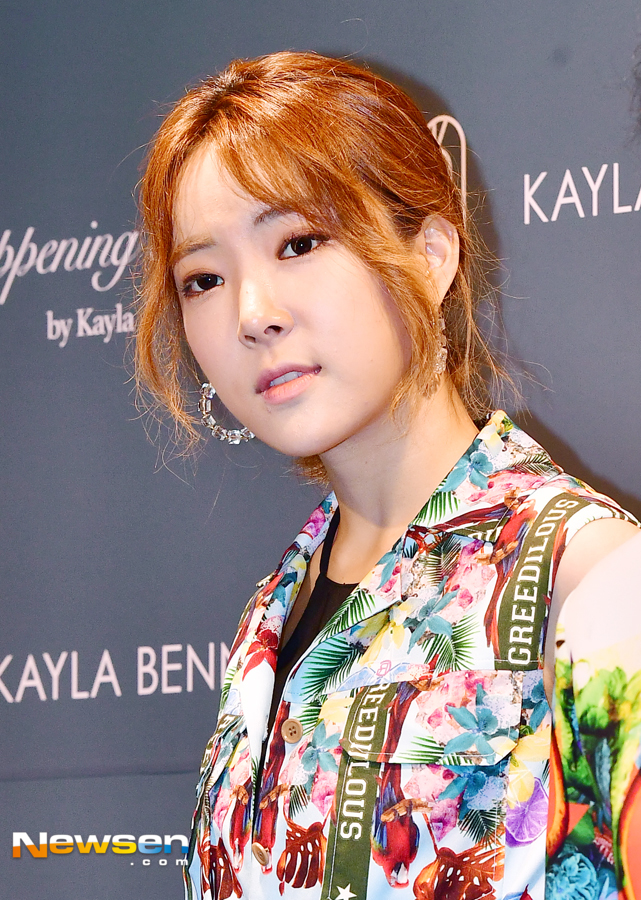 Wedding Multi Place Kayla Bennett Grand Launching Party Photo Event was held at Cheongdam-dong Kayla Bennett in Gangnam-gu, Seoul on the afternoon of June 28th.Kim Jang-Mi (Heart Signal) attended the ceremony.Jang Gyeong-ho