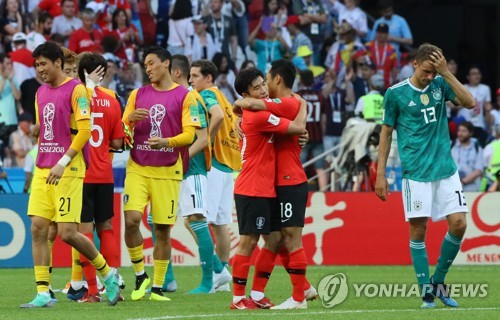 [월드컵] 독일 뮐러, 이건 말도 안 돼 (카잔=연합뉴스) 진성철 기자 = 독일 공격수 토마스 뮐러(오른쪽)가 27일(현지시간) 러시아 카잔 아레나에서 열린 2018 러시아 월드컵 F조 조별리그 3차전 한국과의 경기에서 0대2로 패한 뒤 허탈해하고 있다. 2018.6.28      zjin@yna.co.kr