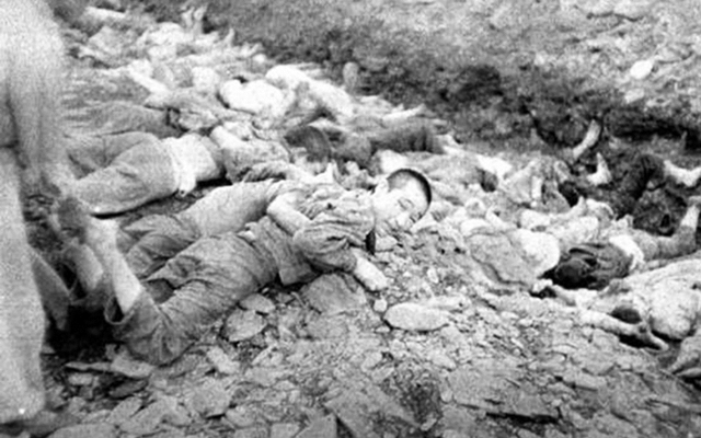❶ 대전 산내면 골령골에 만들어진 ‘죽음의 구덩이’ 앞에서 두 발목을 잡힌 채 총살당하기 직전의 피해자. 옆을 쳐다보는 시선은 무엇을 말하려 했던가? 고 이도영 박사 1999년 발굴. National Archives Ⅱ