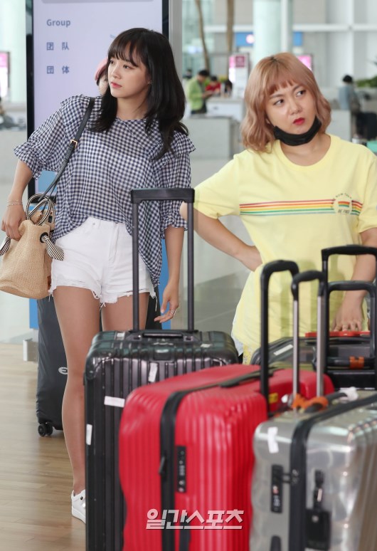 Kim Se-jeong and Park Na-rae are heading to the departure hall.The trip, which will be held in Xiamen, Fujian Province, China, was accompanied by members of Salty Tour, including Park Myung-soo, Park Na-rae, Jung Joon-young and Hur Kyung-hwan, as well as special guest Big Bang Victory, Gugudan Kim Se-jeong and Jo Se-ho.